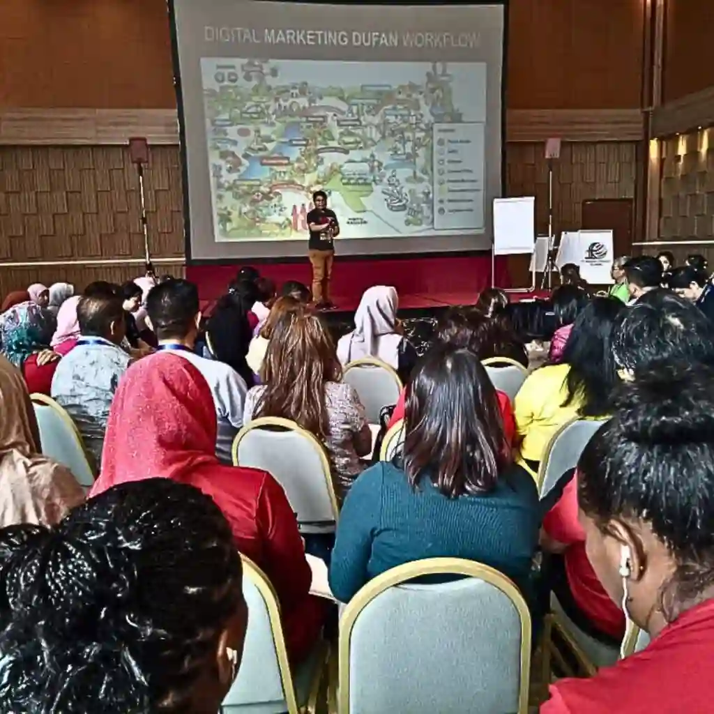 Peserta mengikuti pelatihan digital marketing bersama Coach AWK