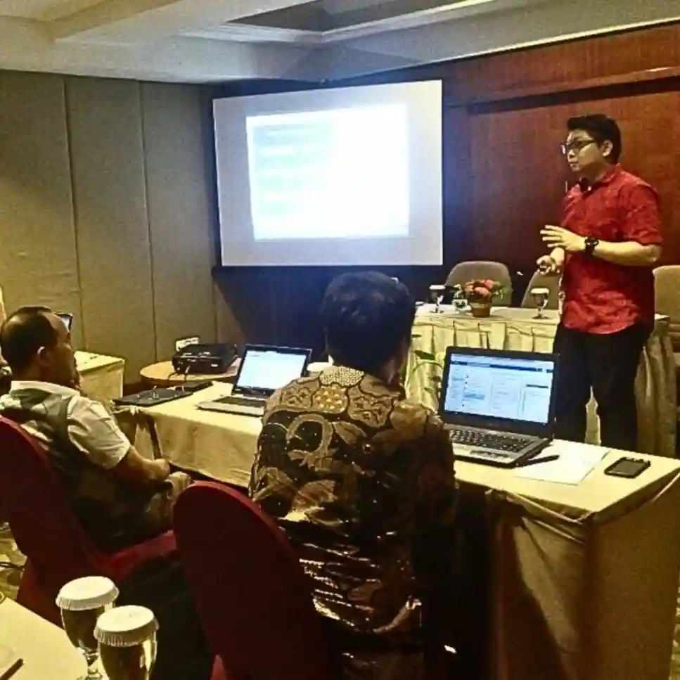 Peserta praktik langsung dengan laptop saat sesi Coach AWK