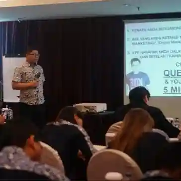 Coach AWK memaparkan materi bisnis digital di kelas
